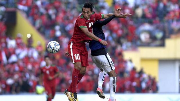 Ezra Walian mencetak gol kedua Almere City ke gawang Jong AZ.