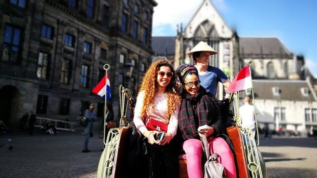 Daan yang tengah memandu dengan becaknya (Becak Amsterdam/Facebook) 