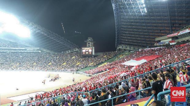 Suporter timnas Indonesia bersikap tertib dalam memberikan dukungan di Stadion Shah Alaman.
