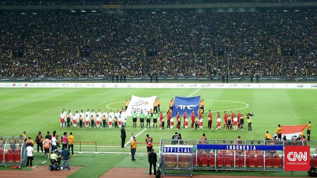 Sesi foto Timnas Malaysia dan Indonesia sebelum kickoff.
