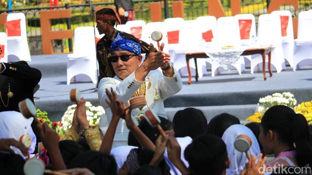 Dari 'Kereta Pancasila', Jokowi Bagi-bagi Kaos ke Penonton Karnaval