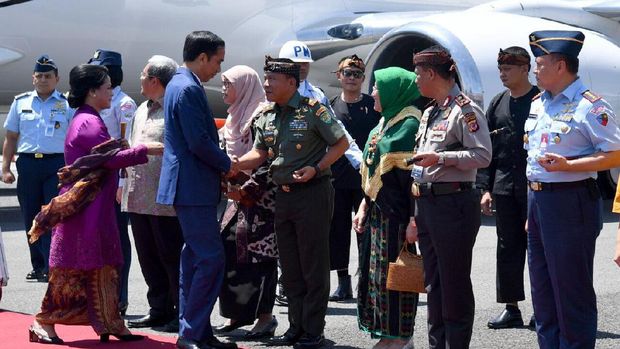 Jelang Karnaval Kemerdekaan, Jokowi Tiba di Bandara Bandung