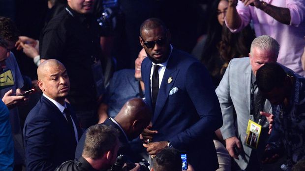 Pebasket NBA LeBron James turut mendukung sahabatnya, Floyd Mayweather Jr., berduel dengan Conor McGregor. (