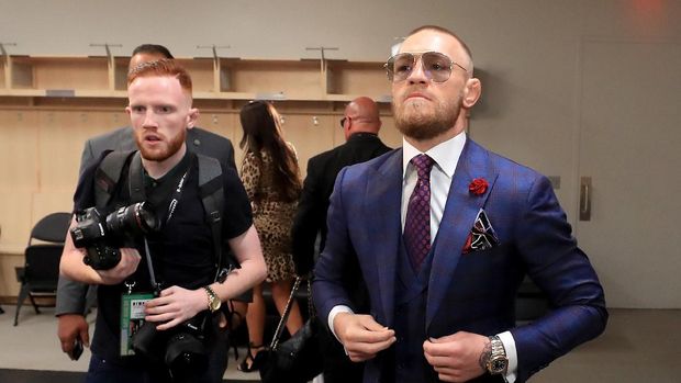 Conor McGregor sudah datang di T Mobile Arena dengan penuh percaya diri, bahlan bisa dibilang memperlihatkan ekspresi jemawa. (