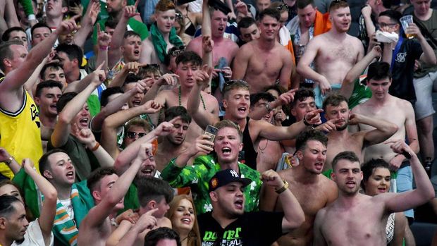 Para pendukung Conor McGregor dari Irlandia memadati sekitaran T Mobile Arena, Las Vegas. (