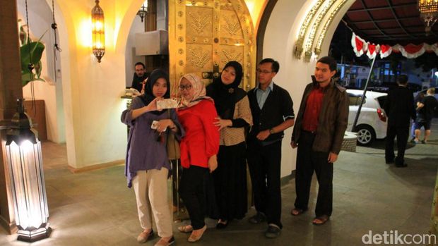 Wisatawan pun rela antre, tapi mampu sambil foto dulu (Wisma Putra/detikTravel)