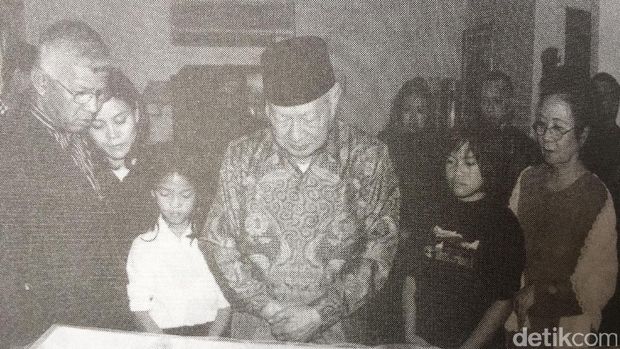 Soeharto berdoa di depan peti jenazah Benny Moerdani, 29 Agustus 2004. (Repro buku Benny, Tragedi Seorang Loyalis karya Julius Pour)