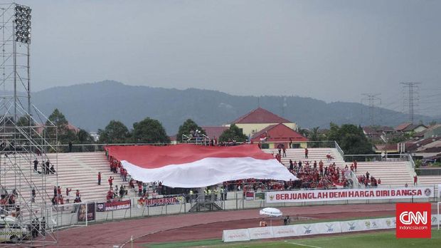 Sejumlah suporter Timnas Indonesia masih setia menemani perjuangan Timnas Indonesia.