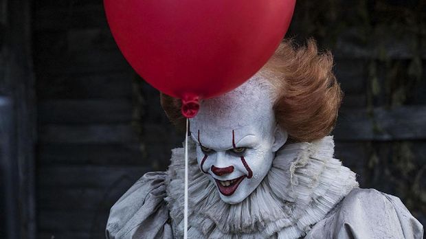 Pennywise dalam film 'It' yang diperankan oleh Bill Skarsgard.