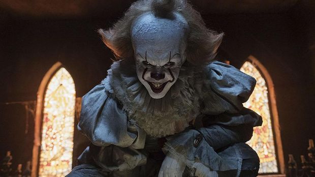 Bill Skarsgard yang memerankan Pennywise mengaku sudah menggunakan senyuman itu untuk menakuti adiknya.