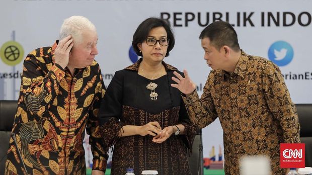 Menteri ESDM Ignasius Jonan bersama Menteri Keuangan Sri Mulyani dan Chief Executive Officer (CEO) Freeport-McMoran Richard Adkerson berbincang sebelum memberikan keterangan di Kementerian ESDM.