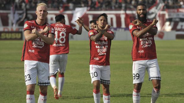 Sylvano Comvalius (kanan) bukukan rekor baru sebagai pencetak gol terbanyak di kompetisi sepak bola Indonesia.