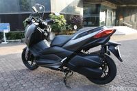 Menguji Yamaha  XMAX Skuter  Bongsor Bermesin 250 cc