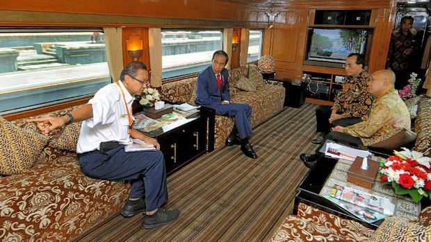 Jokowi di dalam kereta
