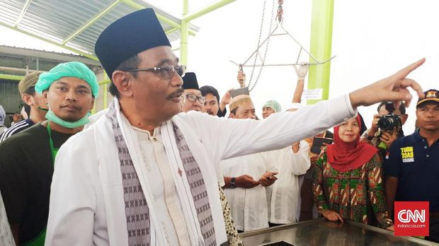 Djarot Saiful Hidayat, ketika masih menjabat Gubernur DKI Jakarta, di Masjid Jami' Baiturrahman Al Haq, Pesanggrahan, Jakarta Selatan, Jumat (1/9).