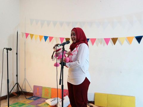 Nia menanamkan kebiasaan membaca anak dari mendongeng/