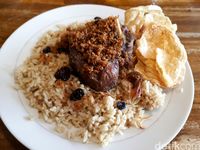  Nasi  Kebuli  Berlauk Kambing Goreng Sedap dari Restoran 