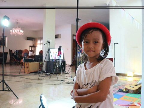 Nia menanamkan kebiasaan membaca anak dari mendongeng/