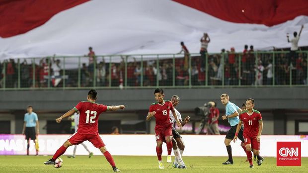 Timnas Indonesia sempat kesulitan membangun serangan di awal babak pertama ketika menghadapi Kamboja, Rabu (4/10).