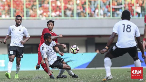 Irfan Bachdim kesulitan membongkar pertahanan Fiji di babak pertama.
