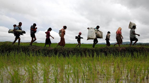 Panglima militer Myanmar membantah ada pembersihan etnis karena foto-foto memperlihatkan pengungsi bergerak dengan tenang bukan ketakutan.