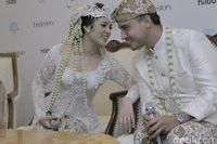 Raisa-Hamish di konferensi pers usai akad nikah berlangsung.
