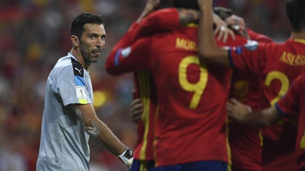 Kalah bersaing dengan Spanyol membuat Gianluigi Buffon dan kawan-kawan harus melewati babak 'play-off'.