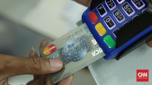 Kartu kredit saat ini menggunakan teknologi chip yang lebih canggih dari teknologi pita magnetik yang digunakan kartu debit.