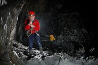 Wahana flying fox ini berada di kedalaman 400 meter di bawah tanah (go-below.co.uk)