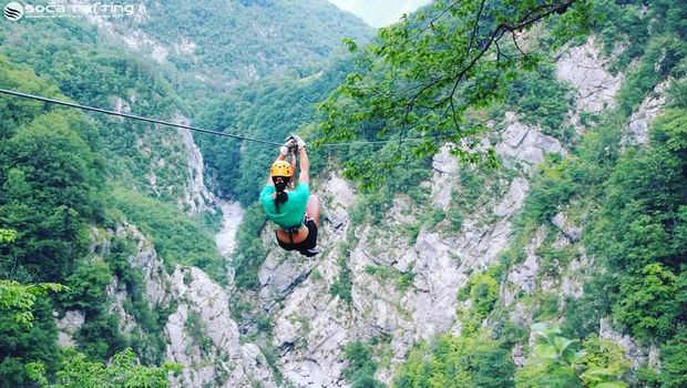 Panorama pegunungan dan lembah hijau Bovec (@socarafting/Instagram)