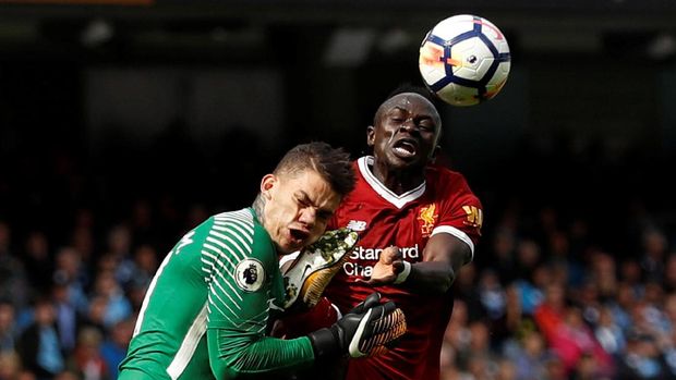Sadio Mane pernah dihukum tiga laga karena menendang kiper Manchester City, Ederson Moraes. (