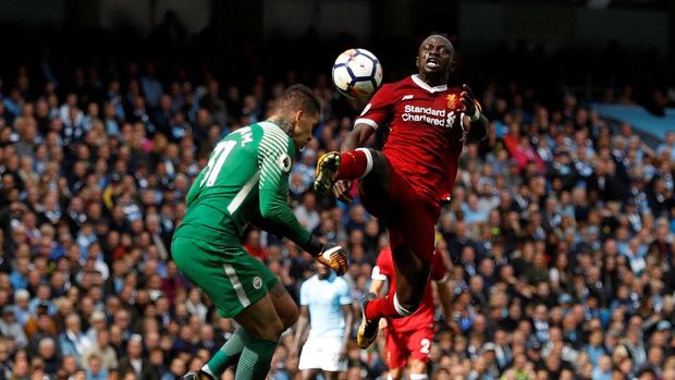 Ederson Moraes mengalami cedera setelah mukanya ditendang Sadio Mane di luar kotak penalti. (