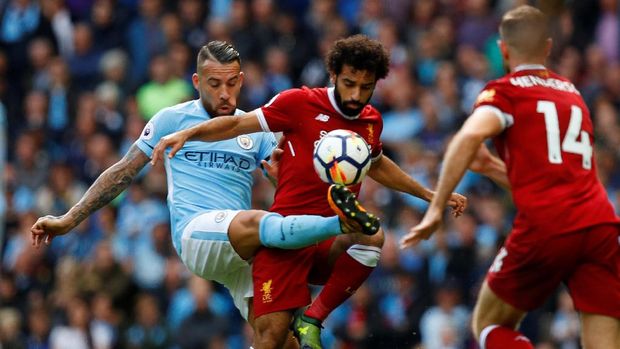 Nicolas Otamendi duel berebut bola dengan Mohamed Salah. (