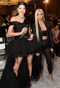 Pakai Legging Transparan, Tampilan Paling Berani Kim Kardashian Pasca Kerampokan
