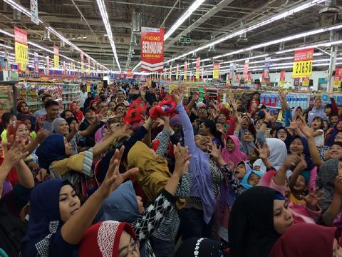 Serunya si Kecil Ikutan Lomba Mewarnai di  Carrefour  MT Haryono