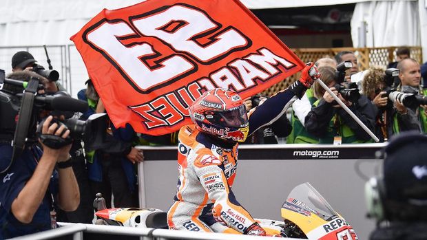 Marc Marquez sukses mengalahkan Dani Pedrosa dan Jorge Lorenzo.