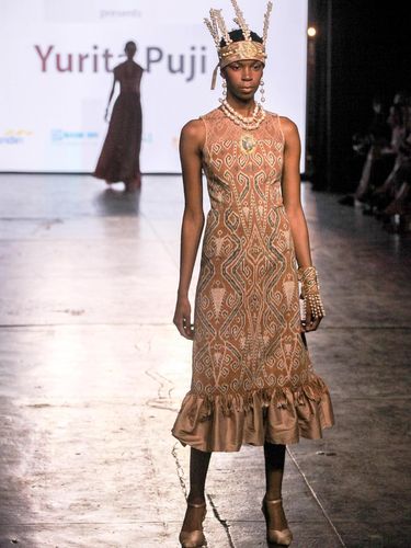 Ketika Kain Tenun Dayak Iban Berkibar di New York Fashion 