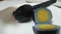 Kuro tamago dan ham berwarna hitam.