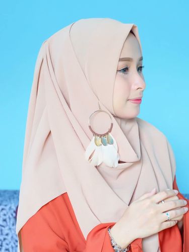 Foto: Ketika Gaya Hijab dengan 1 Anting Kembali Tren