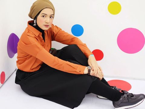 Foto: Ketika Gaya Hijab dengan 1 Anting Kembali Tren