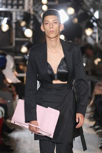 Bra Bisa Jadi Tas Curi Perhatian di New York Fashion Week, Aneh atau Canggih?