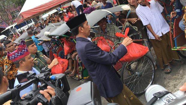  Jokowi memberikan langsung paket sembako yang berisi beras, gula, minyak goreng dan teh tersebut kepada beberapa tukang becak. 