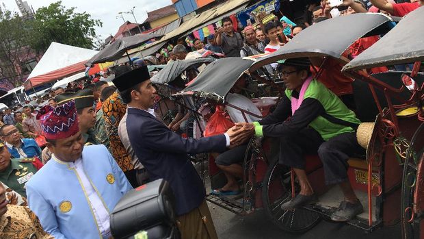 Bantuan Presiden Jokowi diterima dengan baik oleh para tukang becak.