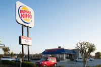 Waduh! Selang Sehari, Dua Wanita Melahirkan di Parkiran Resto Burger King