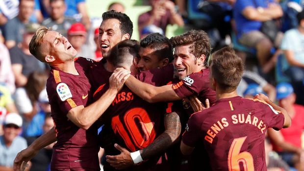 Barcelona menghancurkan tuan rumah Real Murcia 3-0 pada babak 16 besar Piala Raja. (