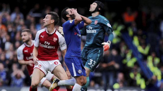 Peluang terbaik Pedro Rodriguez masih bisa dimentahkan Petr Cech.