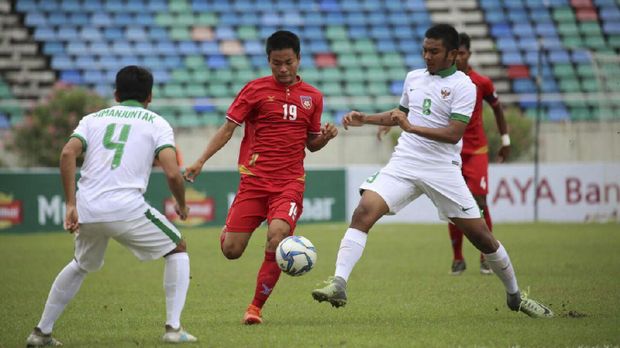 Rafli Mursalim (kanan) menjadi salah satu dari lima penyerang yang dipersiapkan Luis Milla.