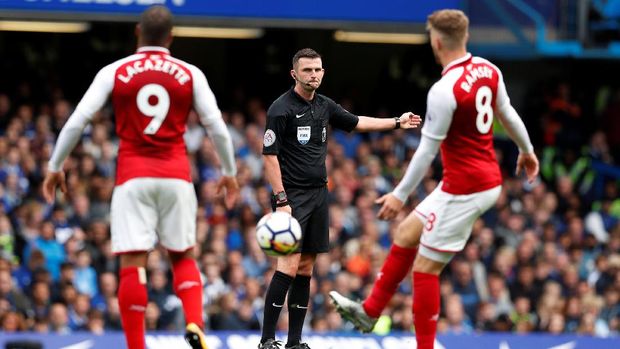 Tembakan Aaron Ramsey masih membentur tiang gawang Chelsea.