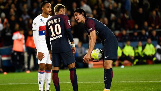 Edinson Cavani dan Neymar sempat berselisih paham untuk menentukan siapa yang berhak mengeksekusi bola mati.
