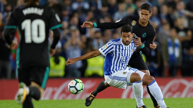 Raphael Varane (kanan) mengaku banyak belajar dari Zinedine Zidane.